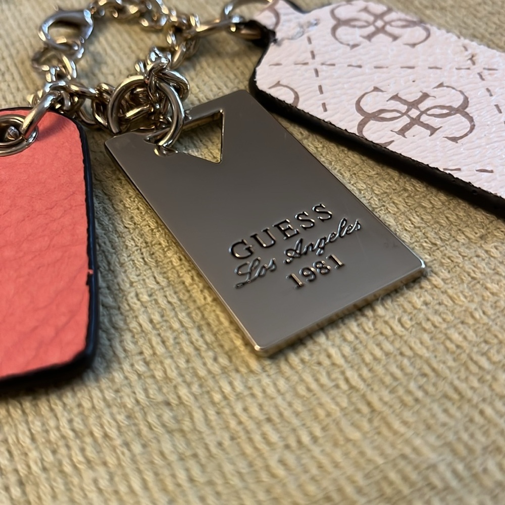 GUESS Los Angeles 1981 keychain - Picture 6 of 6